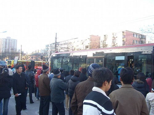 首都経済貿易大学前でバスを待つ人たち