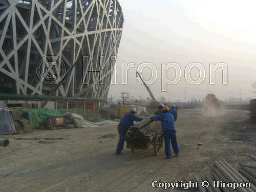 北京五輪会場の鳥の巣周辺で作業する作業員
