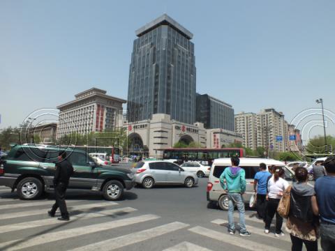 西安 K.Iビルと中国工商銀行(2011年4月) 