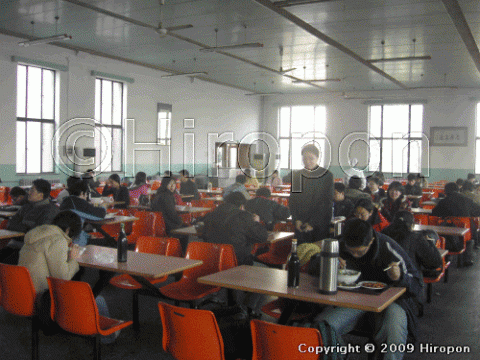 中国人民大学の学生食堂内部